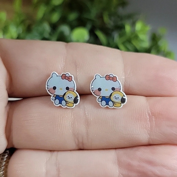 🔥LAST PAIR🔥 Hello Kitty & Friend Stud Earrings - Picture 3 of 7